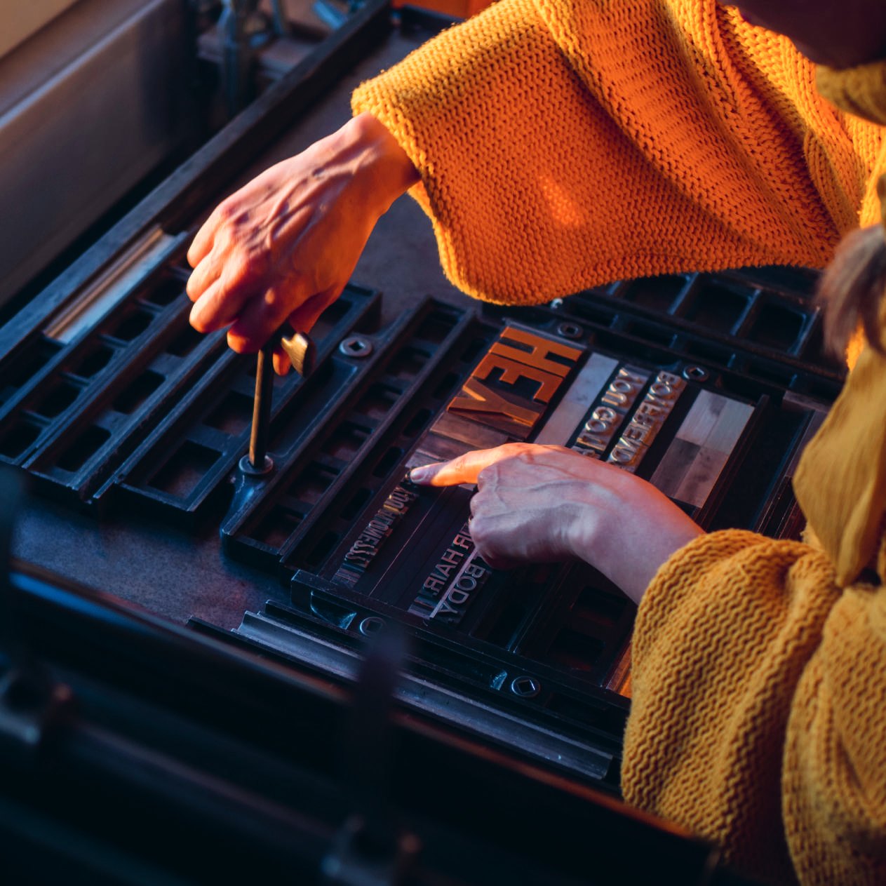 Locking up type in the bed of the press