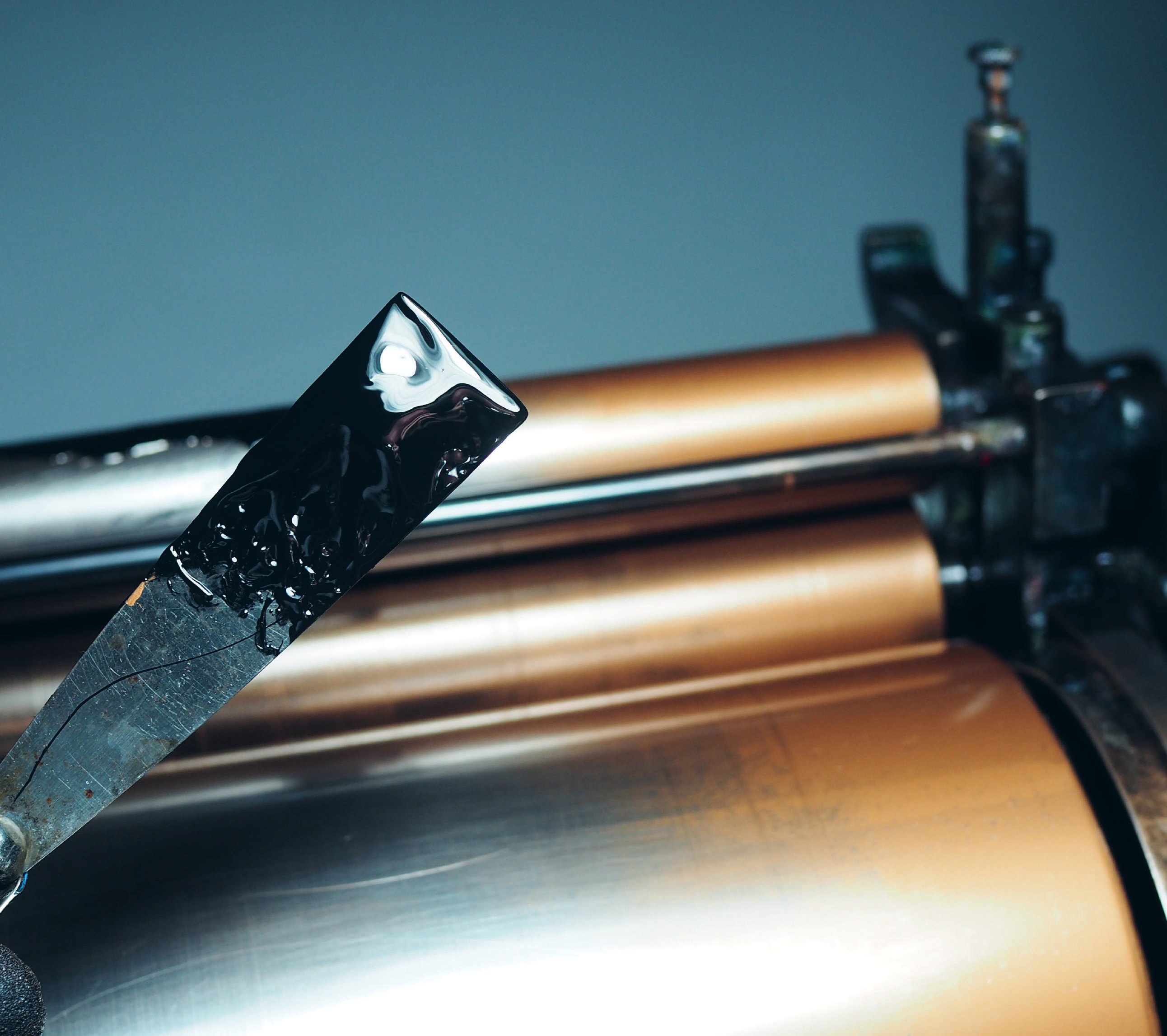 Ink knife on the rollers of the press